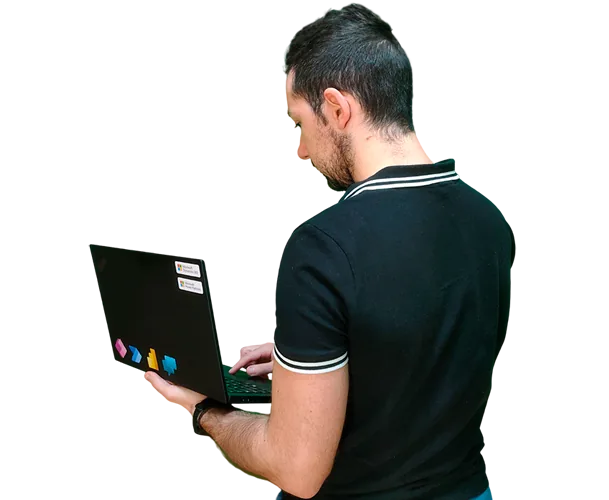 Gonzalo Rementería trabajando con su portátil